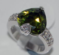 方形苹果绿锆石电镀白金戒指 厂家直销价格与精美图片赏析